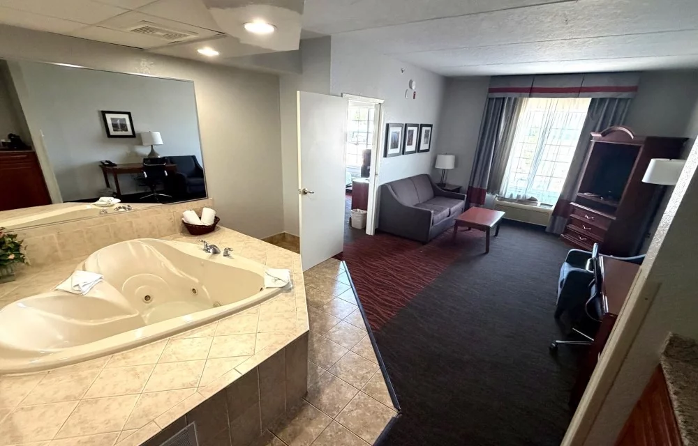 Superior King Whirlpool Room at The Grand Select